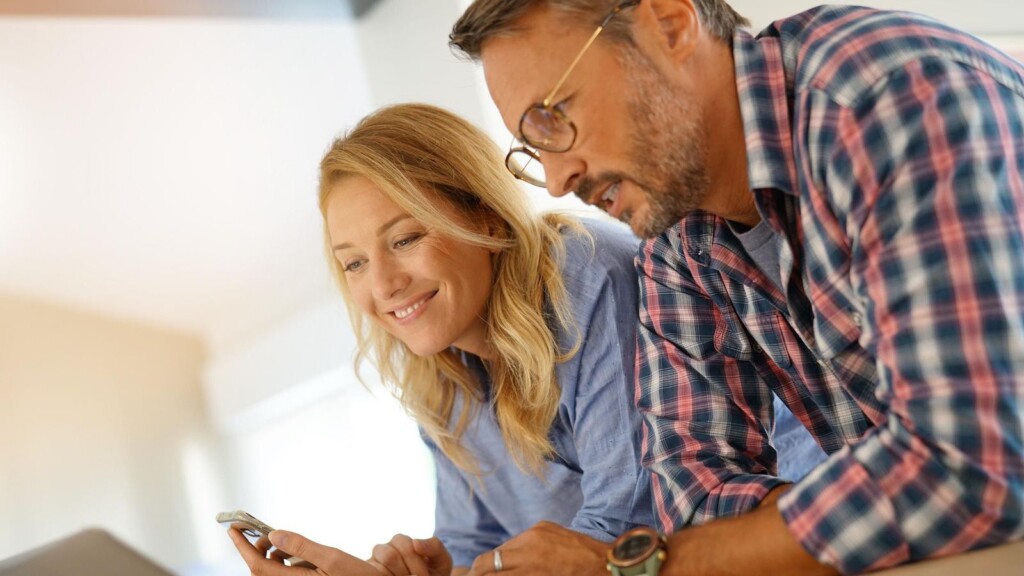 Reifendes Paar mit Laptop zu Hause verbunden (719466757) - shutterstock.com