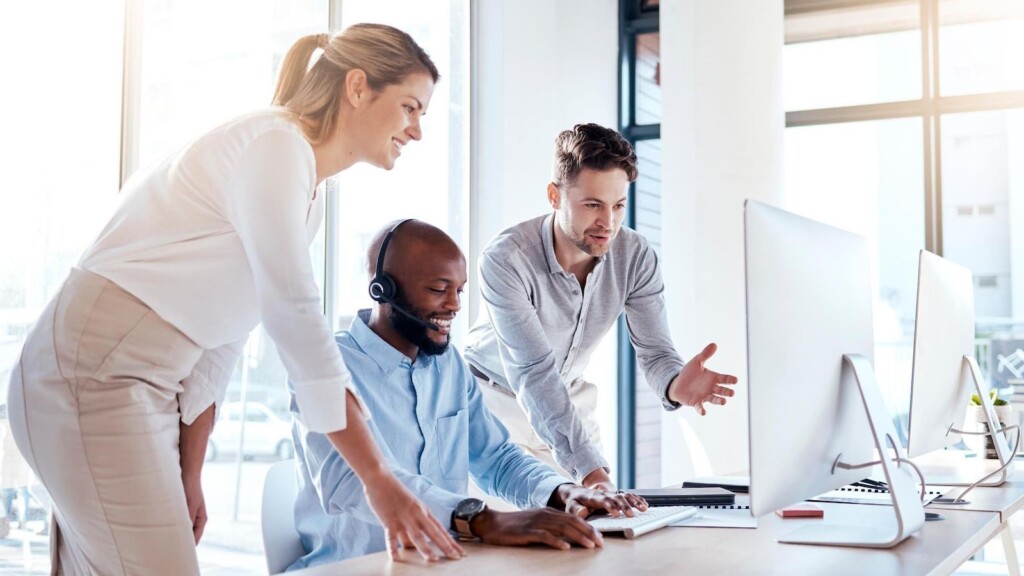 Call Center Team, Gruppe von Menschen und Hilfe am Computer, Unterstützung bei der Ausbildung oder Zusammenarbeit im Kundendienst. Kontaktieren Sie uns, CRM und Zusammenarbeit mit Lehre und Lernen, Coaching und Kommunikation (2291445517) - shutterstock.com
