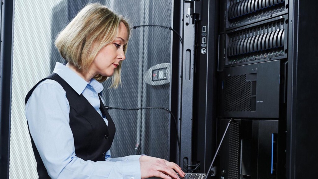 Cloud-Speicherservice. Ingenieurin arbeitet mit Laptop im Rechenzentrum (1447755107) - shutterstock.com
