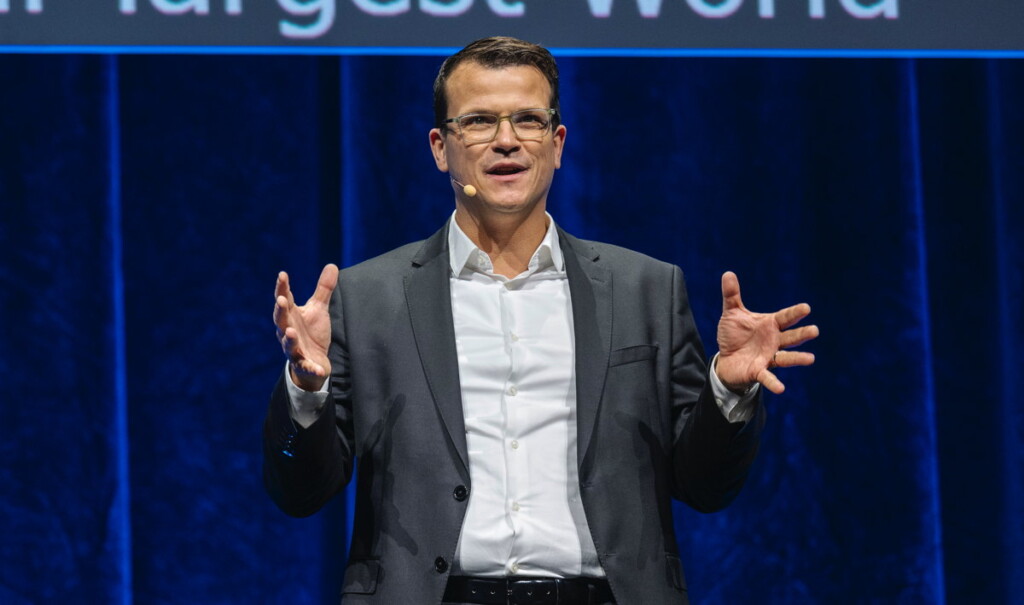 “Wir kennen die Realität in Deutschland: komplexe Strukturen, hohe Sicherheitsanforderungen, Fachkräftemangel. Fortschritt ist aber möglich, wenn Technologie und Unternehmensrealität zusammenpassen”, sagt Robert Rosellen, Vice President Sales und Country Manager Germany bei ServiceNow. (Bild: ServiceNow)
