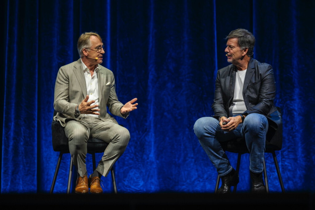 „Wir sind jetzt in der Lage, Workflows in einen Flow zu bringen“, erzählte CANCOM-CEO Rüdiger Rath (links) auf der Bühne des ServiceNow World Forums in München einem aufmerksam zuhörenden Dave Wright, Chief Innovation Officer von ServiceNow. (Bild: ServiceNow)